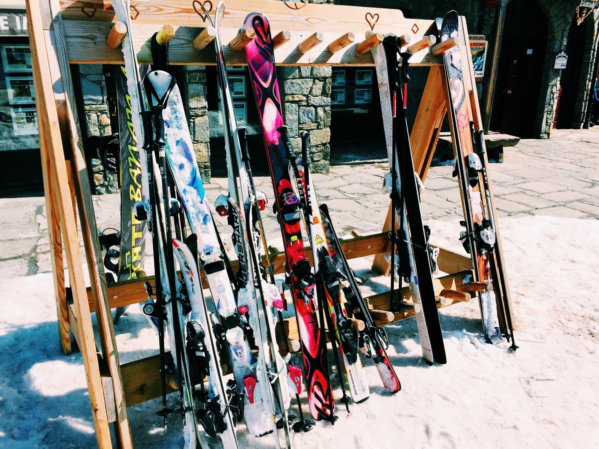 skis