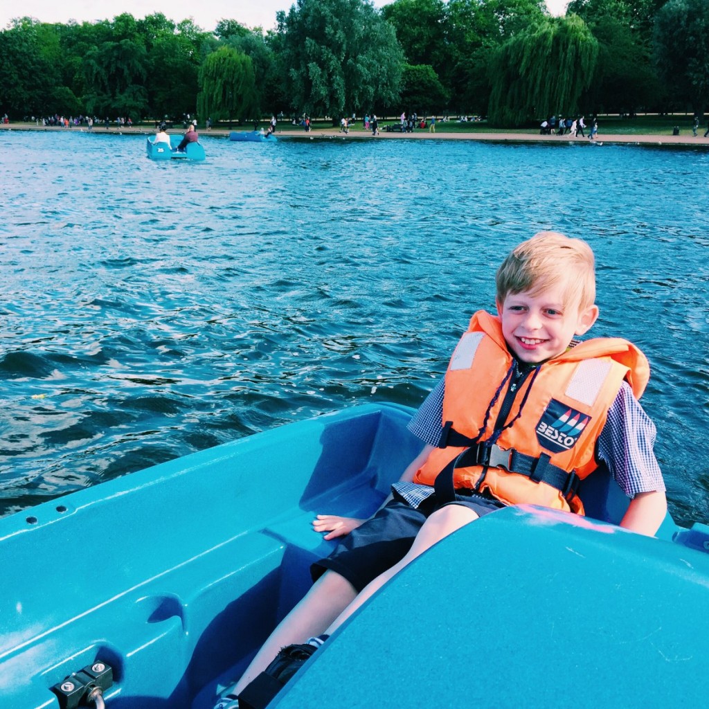 Boating on the Serpentine - Hyde Park & Kensington Gardens, London - Copyright: www.globalmousetravels.com
