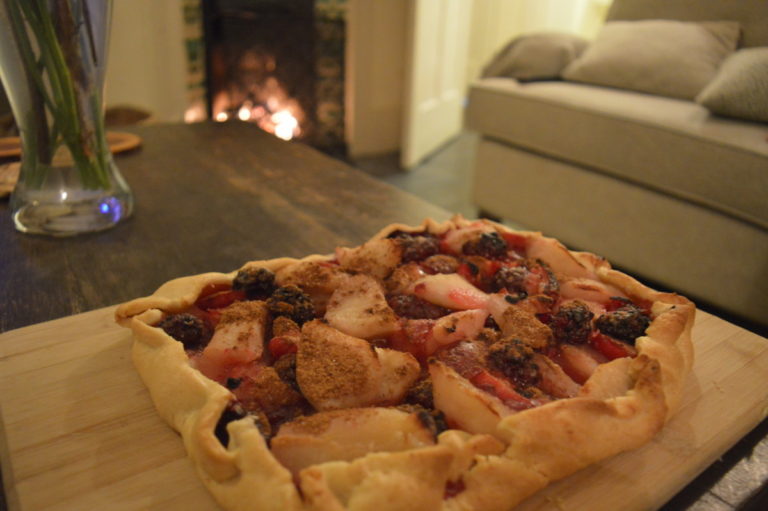 A recipe for a sweet & spicy simple winter fruit tart