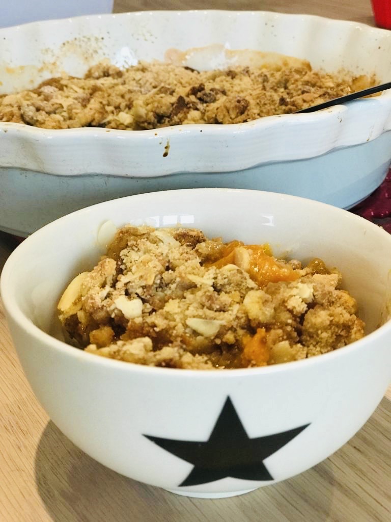 Apricot crumble recipe with amaretti and vanilla cream {France}