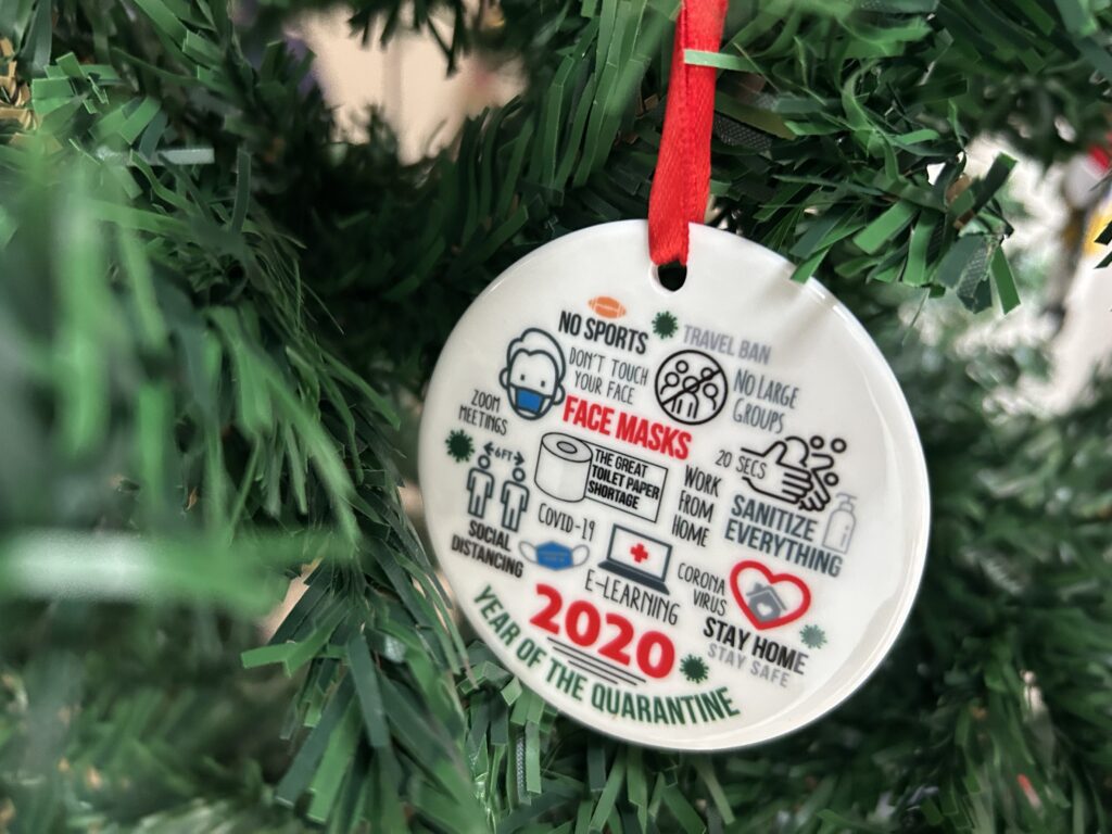 Decorate the tree with Christmas ornaments from around the world - 2020 decoration coronavirus