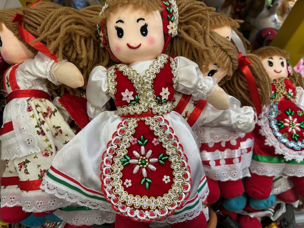 Folk dolls and traditional crafts - what to buy in Budapest