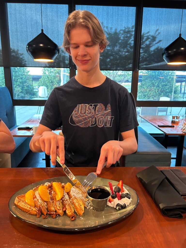 Thngs to do in Georgia with kids - eat peaches
